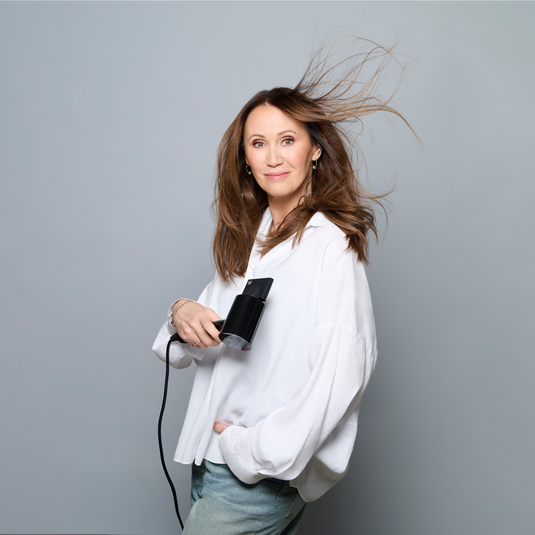 Anna Nowak-Ibisz z czarną suszarką do włosów z jonizacją SkinVibe Libra AirLoom