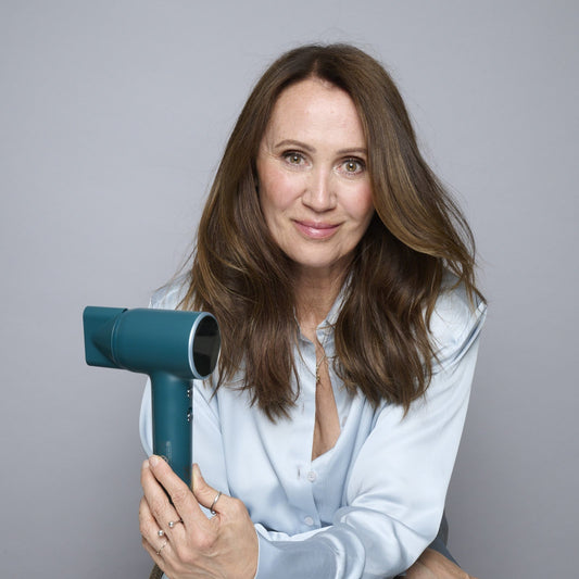 Anna Nowak-Ibisz, współzałożycielka SkinVibe, z mini suszarką do włosów Nova PlasmaGo w kolorze Blue Fog