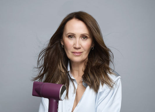 Anna Nowak-Ibisz z mini suszarką SkinVibe Nova PlasmaGo w kolorze Eggplant