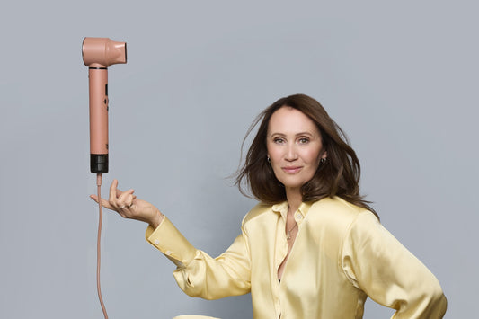 Anna Nowak-Ibisz w żółtej koszuli z suszarko-lokówką SkinVibe Nuvia AirPlasma