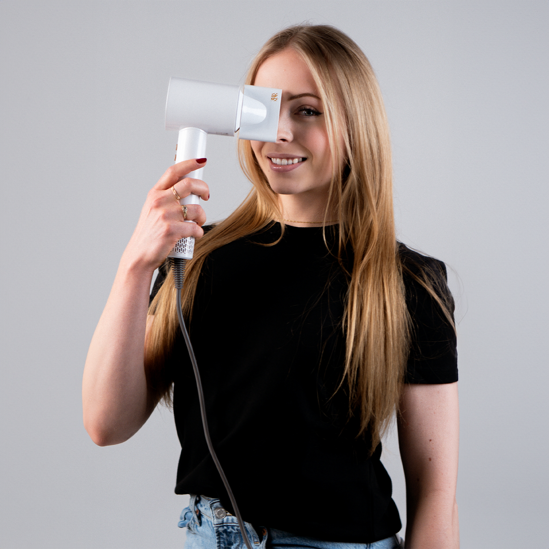 Modelka z suszarką SkinVibe Libra AirLoom