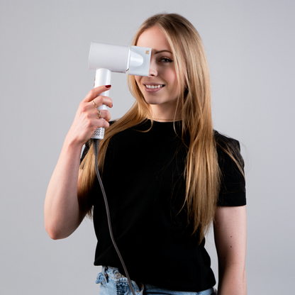 Modelka z suszarką SkinVibe Libra AirLoom